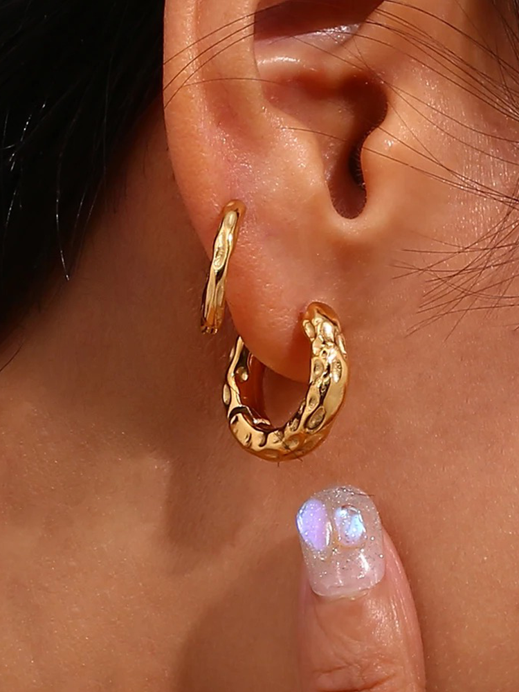 Loïs Hammered Huggie Hoops 15 mm Gold