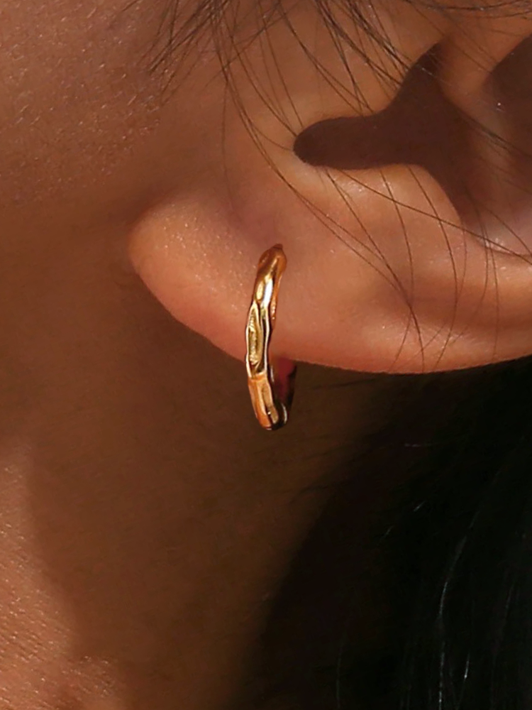 Loïs Hammered Huggie Hoops 15 mm Gold