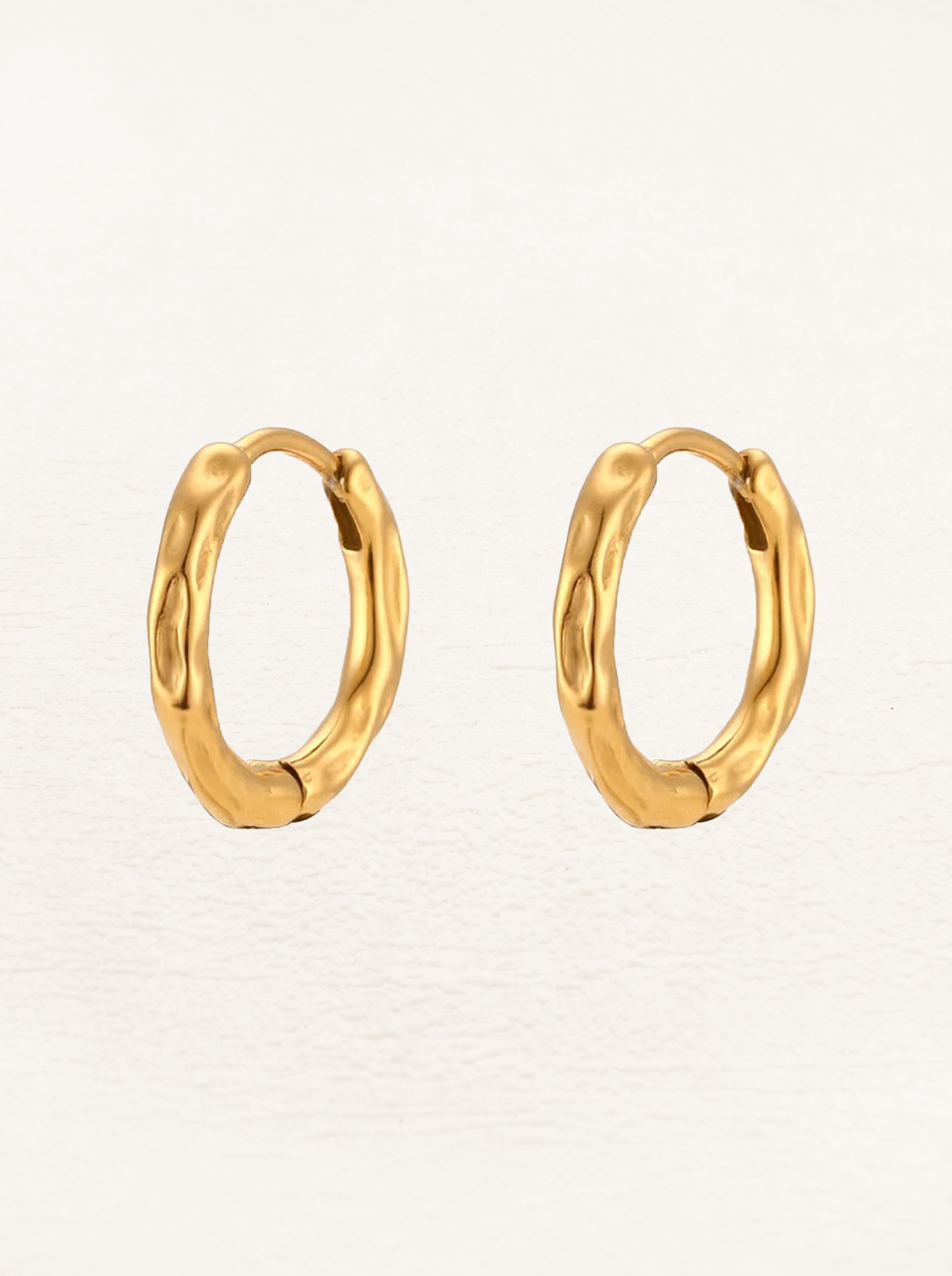 Loïs Hammered Huggie Hoops 15 mm Gold