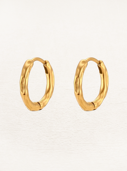 Loïs Hammered Huggie Hoops 15 mm Gold