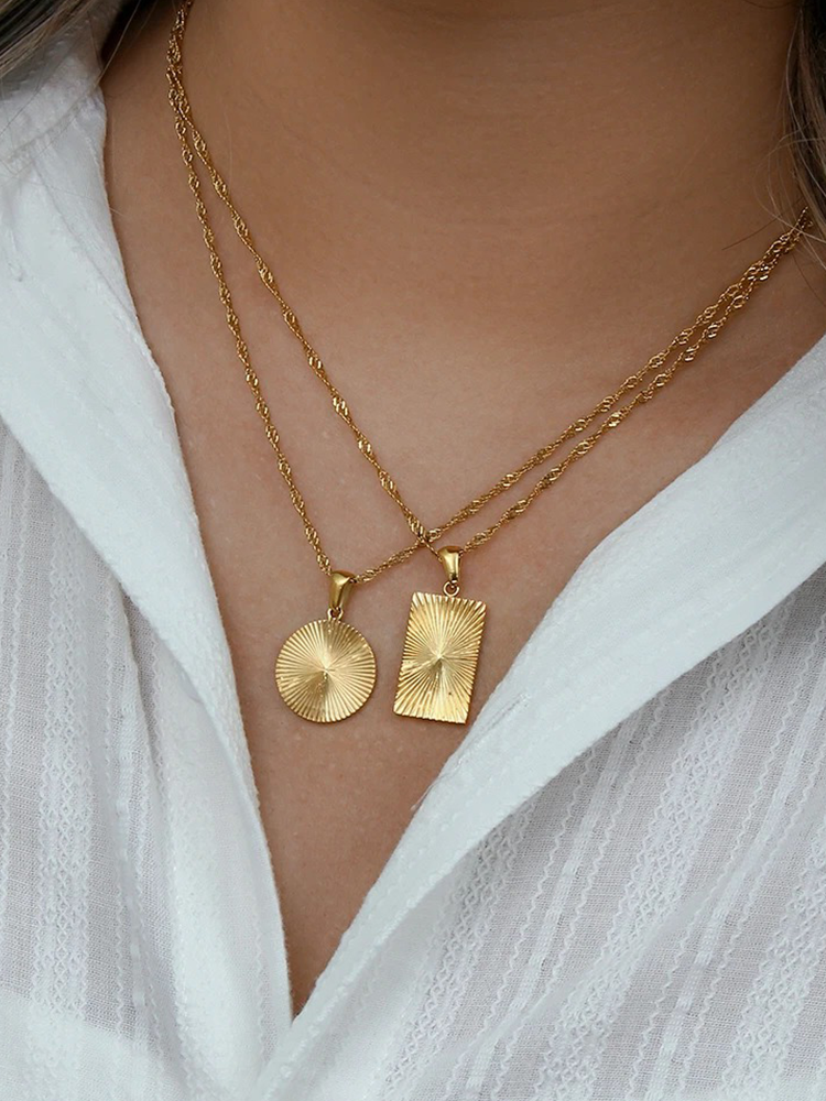 Stella Charm Necklace Round Gold